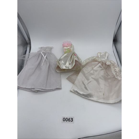 Vintage 1980s 90s Barbie Dresses Lot of 9 Outfits Wedding Princess Portuguese - Picture 6 of 9